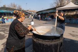 ウズベキスタンの春分を祝う祭り「ナブルーズ」に食べられる「スマリャク
(発芽した小麦と水を火にかけて煮詰めてペースト)」を作っています